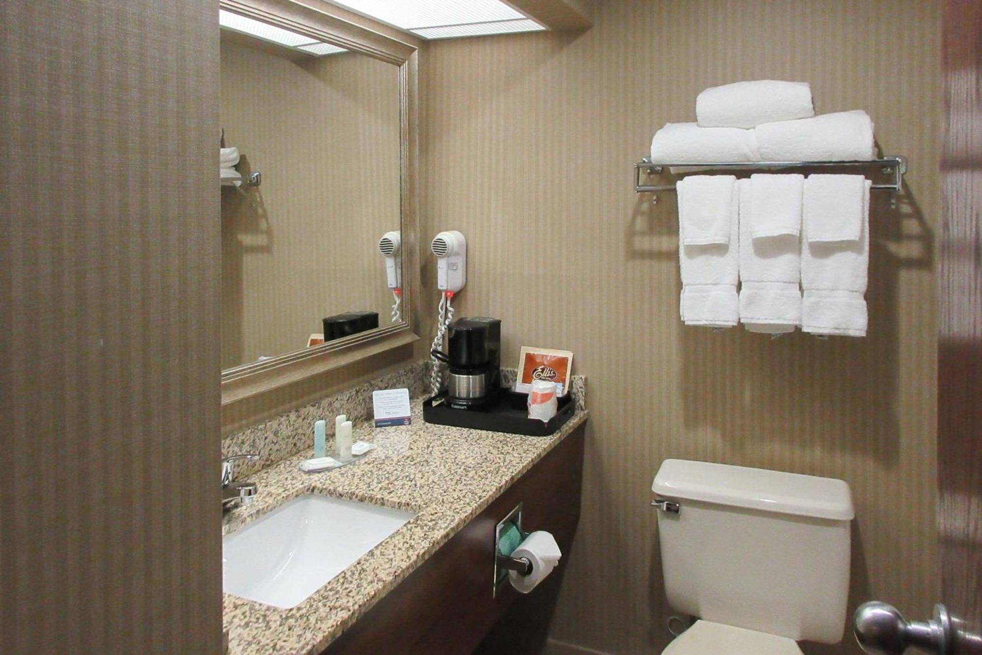 קורטלנד Clarion Inn & Suites - University Area מראה חיצוני תמונה